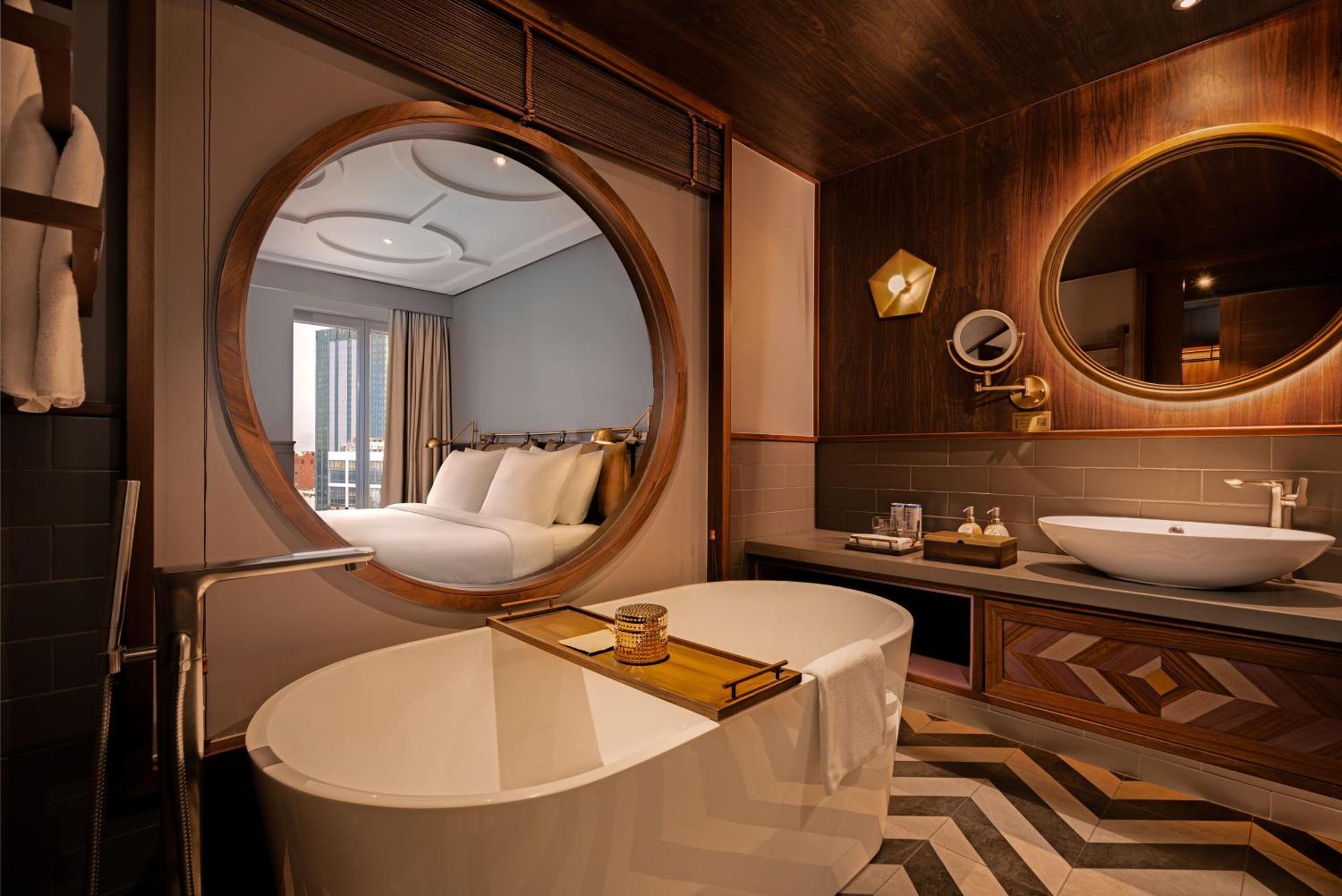 胡志明市 Fusion Original Saigon Centre酒店 外观 照片 Deluxe Suite bathroom